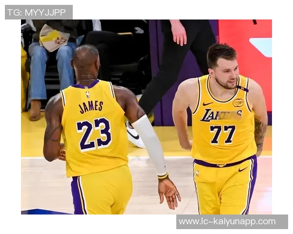 湖人半场领先独行侠东契奇表现出色艾顿状态低迷克里斯蒂贡献15分