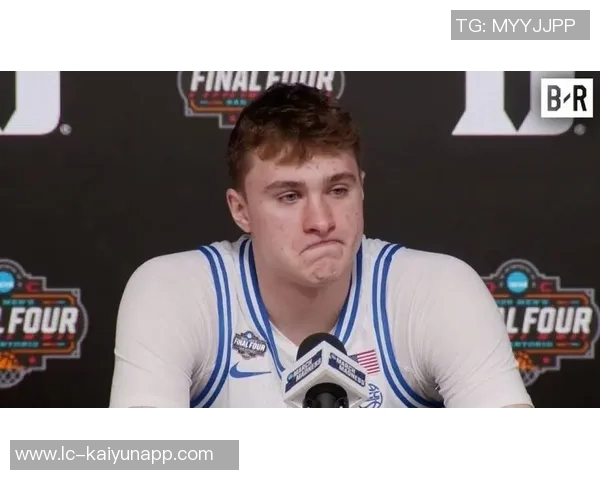 塔图姆赛后与杜克学弟弗拉格亲切交流后者表现惊艳砍下36分9篮板6助攻